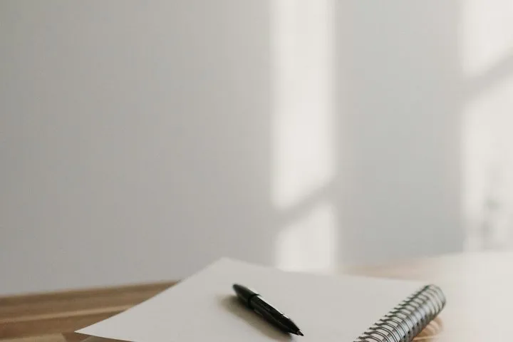 桌上的筆記本與筆