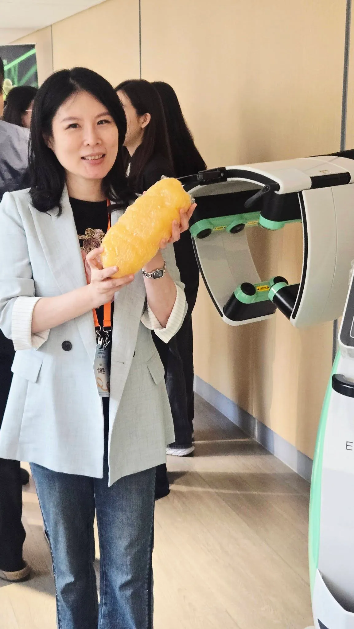 授證典禮上，手中拿著一塊一公斤的脂肪模型